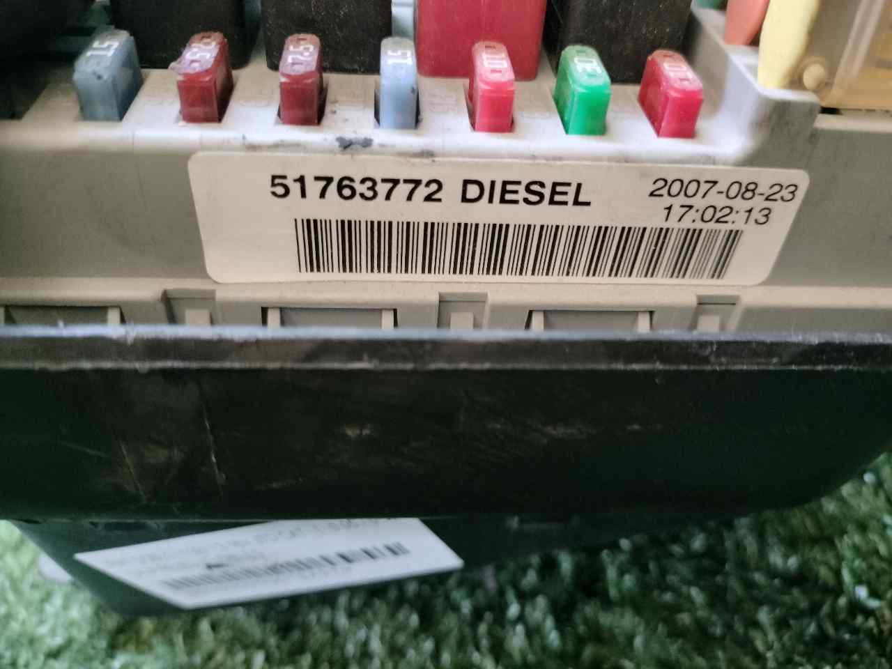 CAJA RELES / FUSIBLES