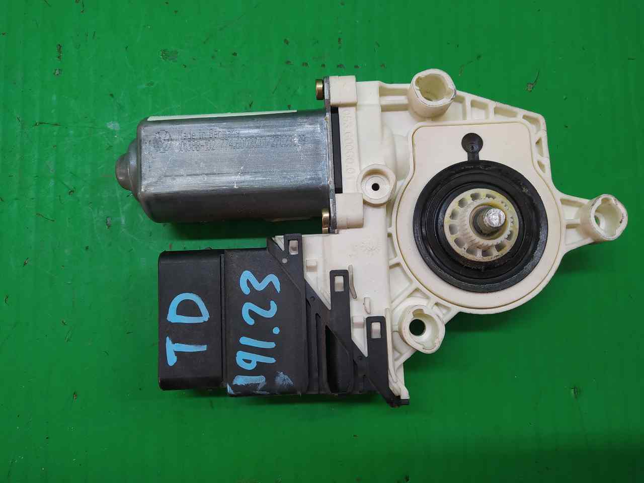 MOTOR ELEVALUNAS TRASERO DERECHO