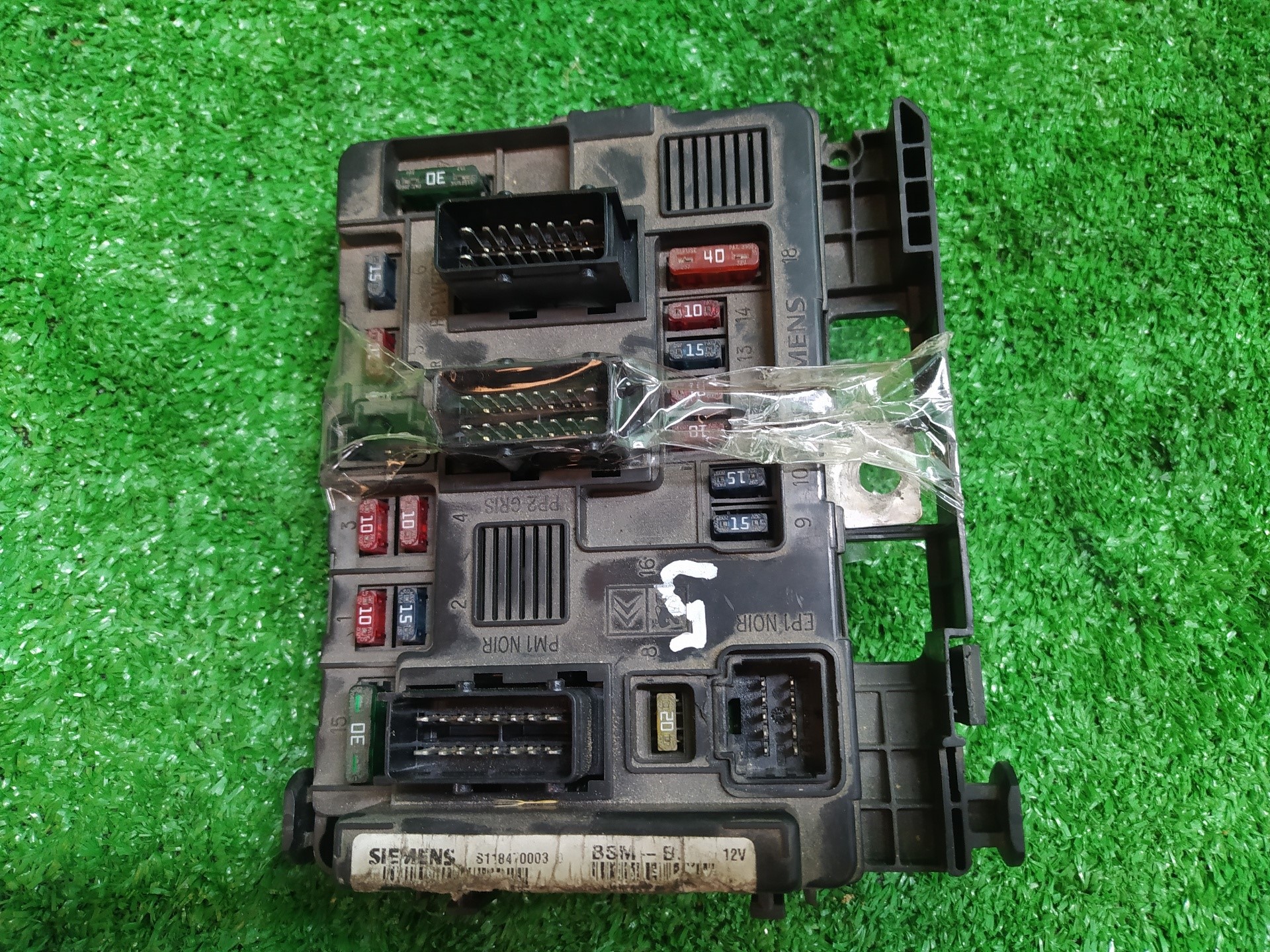 CAJA RELES / FUSIBLES