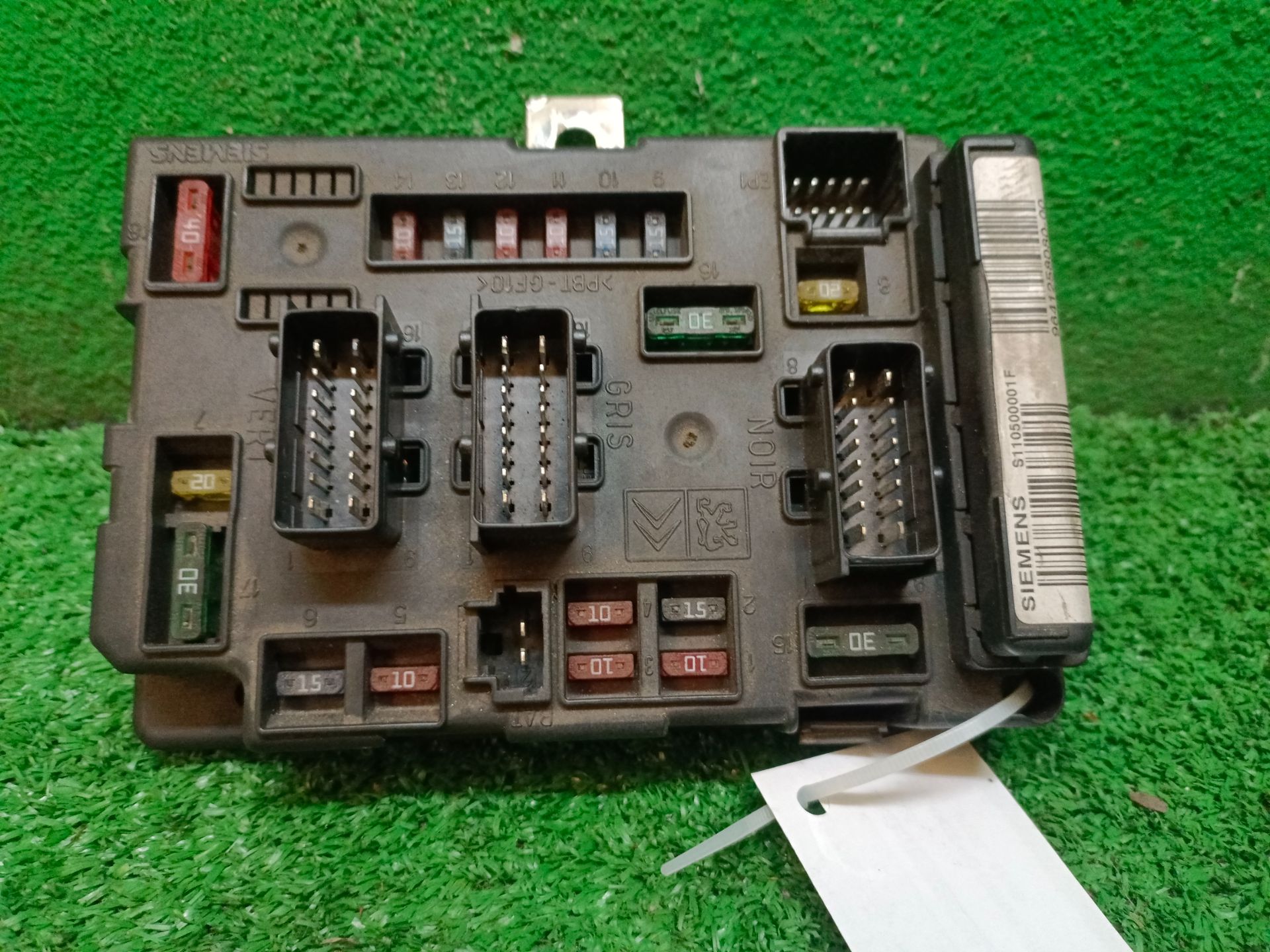CAJA RELES / FUSIBLES