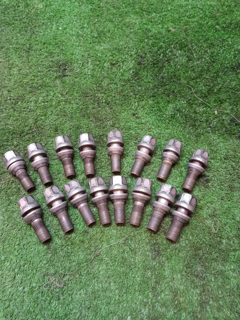 JUEGO TORNILLOS DE RUEDA