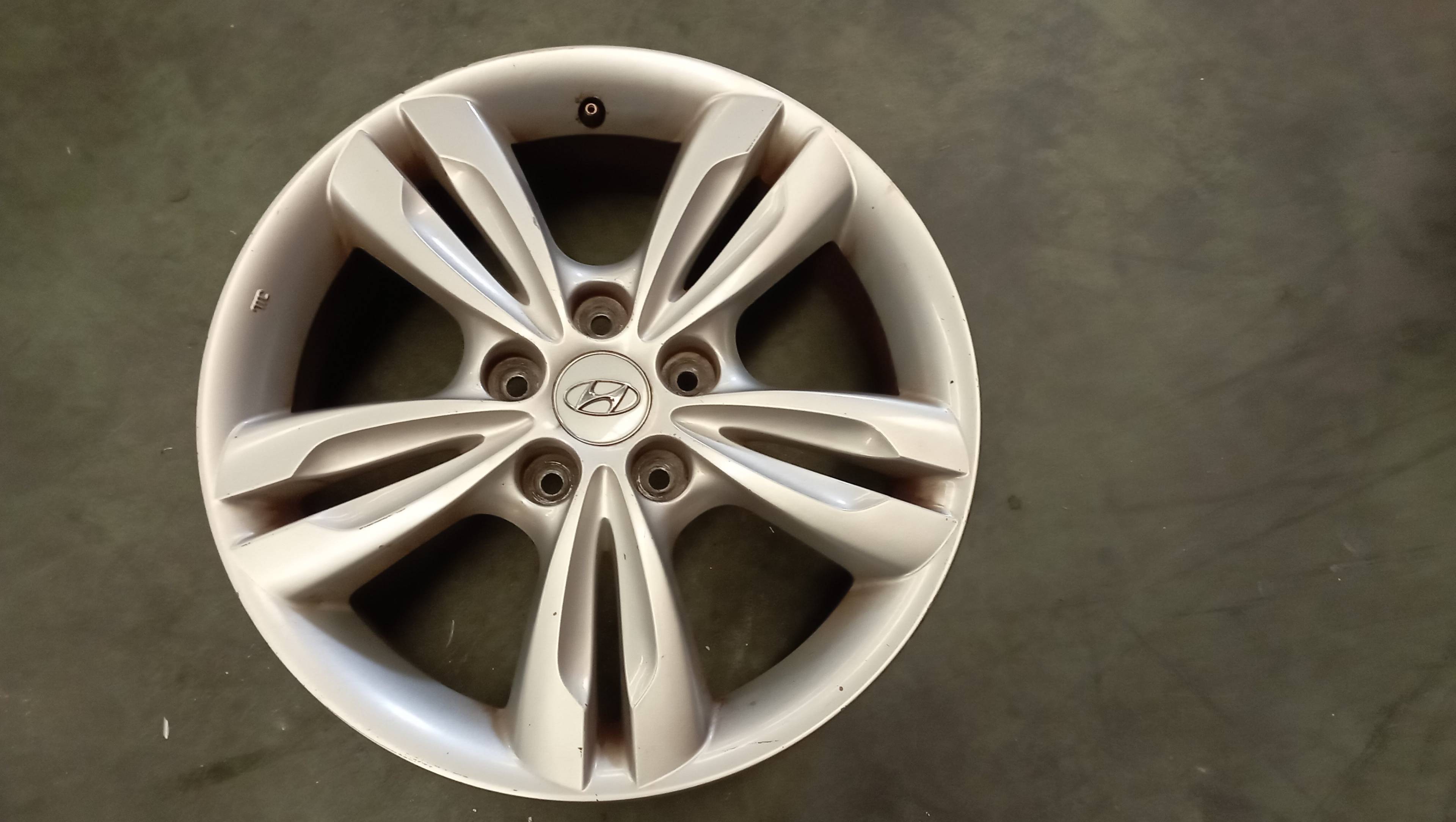 R17 LLANTA HYUNDAI IX35 2012 31092 devimagesvext/08283e45-1ba6-4c70-9a92-5b0ff35685bb/migcrv/imagenes/000/000/431/000000431096.jpeg