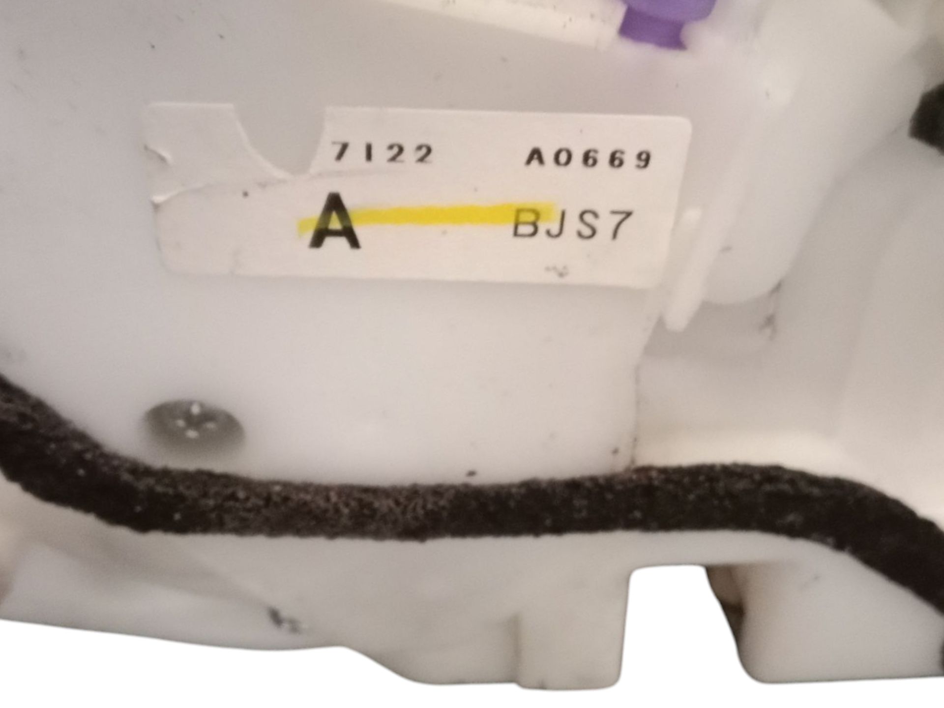 7122 CERRADURA PUERTA TRASERA DERECHA MAZDA 323 2017 8921 devimagesvext/08283e45-1ba6-4c70-9a92-5b0ff35685bb/migcrv/imagenes/000/000/583/000000583392.jpeg