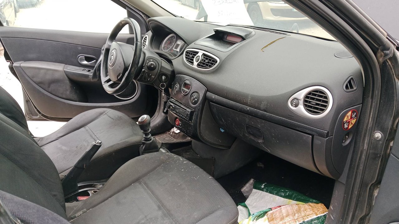 674661C R17F261260 CAJA RELES FUSIBLES RENAULT CLIO III 2006 36174 devimagesvext/08283e45-1ba6-4c70-9a92-5b0ff35685bb/migcrv/imagenes/000/000/687/000000687674.jpeg