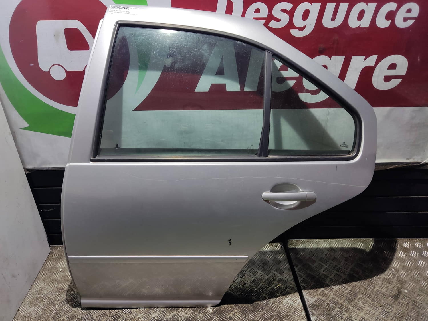 VOLKSWAGEN BORA BERLINA PUERTA TRASERA IZQUIERDA VOLKSWAGEN BORA BERLINA PUERTA TRASERA IZQUIERDA