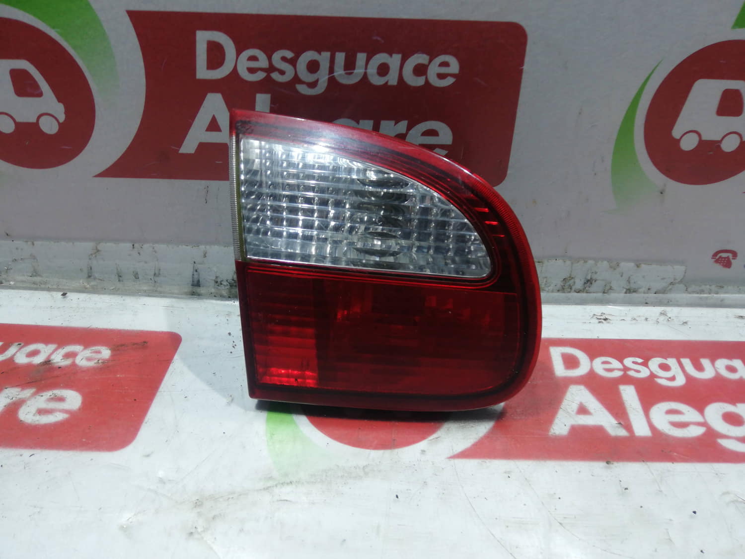 DAEWOO LANOS PILOTO TRASERO IZQUIERDO INTERIOR DAEWOO LANOS PILOTO TRASERO IZQUIERDO INTERIOR