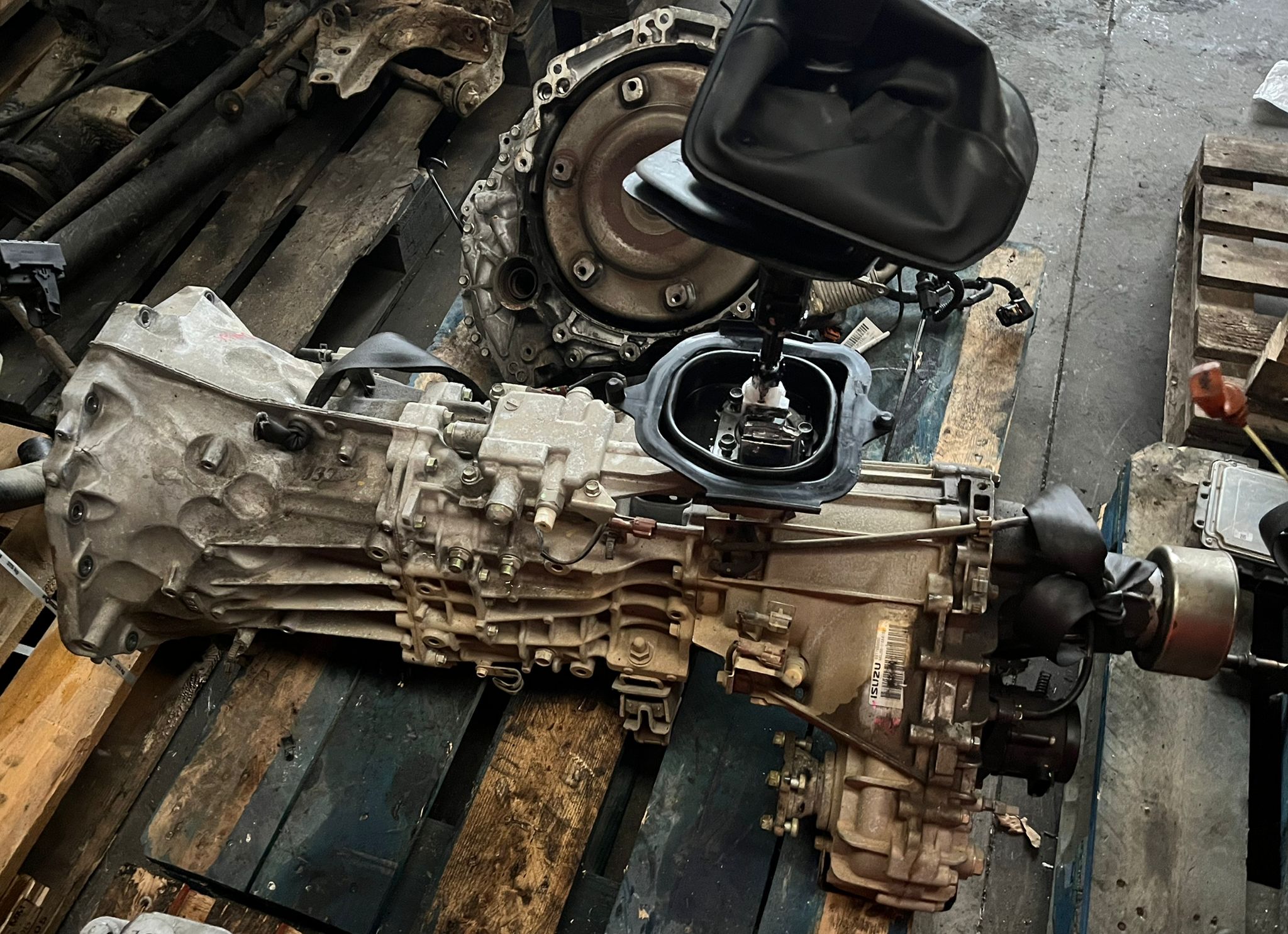 M0J56 CAJA CAMBIOS ISUZU D-MAX 2022  Caja de cambios 6-marcha 2654 devimagesvext/fa6623dd-d18d-43a2-9112-2c7826f331a7/migcrv/imagenes/000/000/040/000000040433.jpeg
